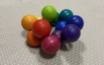 【生後5か月〜1歳】木の玉が輪になったキレイな色のクーゲルンで遊ぼう！